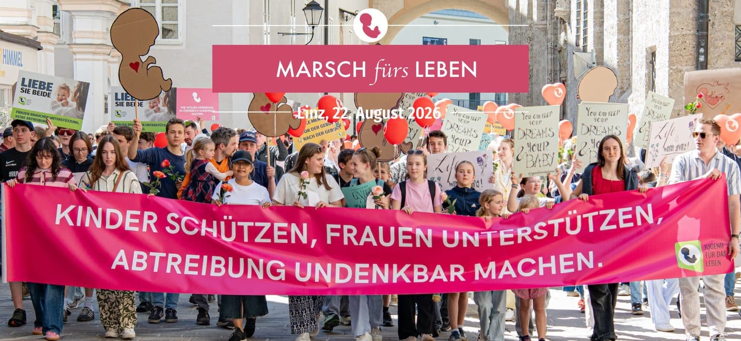 Teilnehmer des Marsch fürs Leben in Linz mit dem Banner „Kinder schützen, Frauen unterstützen, Abtreibung undenkbar machen“